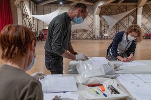 DES REPRESENTANTS DES HABITANTS DELEGUES PAR QUARTIER OU RESIDENCES COLLECTENT DES MASQUES EN TISSUS DE CLASSE 1, NORME AFNOR DISTRIBUES PAR LA MUNICIPALITE, SAINT MAURICE (94) VAL DE MARNE ILE DE FRANCE, FRANCE, EUROPE 