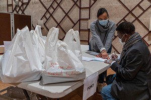 DES REPRESENTANTS DES HABITANTS DELEGUES PAR QUARTIER OU RESIDENCES COLLECTENT DES MASQUES EN TISSUS DE CLASSE 1, NORME AFNOR DISTRIBUES PAR LA MUNICIPALITE, SAINT MAURICE (94) VAL DE MARNE ILE DE FRANCE, FRANCE, EUROPE 