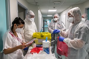 TEST DE DEPISTAGE DU COVID 19 POUR LES RESIDENTS ET LE PERSONNEL DE L’EHPAD REALISE PAR LES SAPEURS POMPIERS DU SDIS 77, EHPAD DE MALNOUE, EMERAINVILLE (77), SEINE ET MARNE, FRANCE, EUROPE 