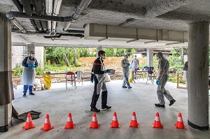 ORGANISATION DE TESTS DE DEPISTAGE DU COVID 19 POUR LES RESIDENTS ET LE PERSONNEL DE L’EHPAD REALISE PAR LES SAPEURS POMPIERS DU SDIS 77, EHPAD DE MALNOUE, EMERAINVILLE (77), SEINE ET MARNE, FRANCE, EUROPE 