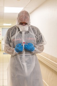 KIT DE PRELEVEMENT, TEST DE DEPISTAGE DU COVID 19 POUR LES RESIDENTS ET LE PERSONNEL DE L’EHPAD REALISE PAR LES SAPEURS POMPIERS DU SDIS 77, EHPAD DE MALNOUE, EMERAINVILLE (77), SEINE ET MARNE, FRANCE, EUROPE 