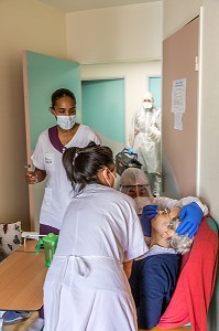 TEST DE DEPISTAGE DU COVID 19 POUR LES RESIDENTS ET LE PERSONNEL DE L’EHPAD REALISE PAR LES SAPEURS POMPIERS DU SDIS 77, EHPAD DE MALNOUE, EMERAINVILLE (77), SEINE ET MARNE, FRANCE, EUROPE 