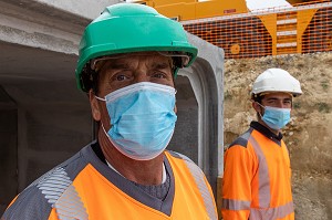 REPRISE DE L'ACTIVITE SUR UN CHANTIER BTP, DESORMAIS LE PORT DU MASQUE OBLIGATOIRE, LORS DE LA PANDEMIE DU COVID 19 