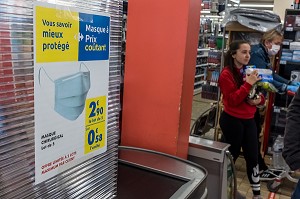 VENTE DE MASQUE CHIRURGICAUX EN SUPERMARCHE, LAON (02), AISNE, HAUT DE FRANCE, FRANCE, EUROPE 