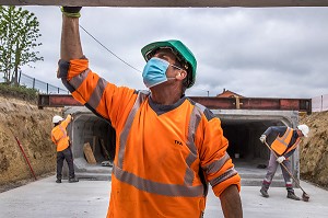 REPRISE DE L'ACTIVITE SUR UN CHANTIER BTP, DESORMAIS LE PORT DU MASQUE OBLIGATOIRE, LORS DE LA PANDEMIE DU COVID 19 // THE WEARING OF A MASK IS NOW OBLIGATORY DURING THE COVID-19 PANDEMIC // SALE OF SURGICAL MASKS AT A SUPERMARKET, LAON (02), AISNE, HAUT DE FRANCE, FRANCE, EUROPE