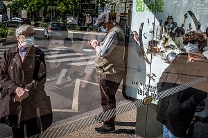 DECONFINEMENT, PASSAGERS MASQUES A L'ARRET BUS DE CHARENTON LE PONT, (94) VAL DE MARNE, ILE DE FRANCE, FRANCE 