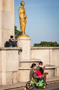 DECONFINEMENT D'UNE FAMILLE SUR LE PARVIS DES LIBERTES ET DES DROITS DE L'HOMME, TROCADERO, (75) PARIS, ILE DE FRANCE, FRANCE 