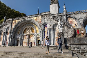 ESPLANADE DESERTE DEVANT LA BASILIQUE NOTRE DAME DU ROSAIRE EN TEMPS DE COVID 19, LOURDES, FRANCE 