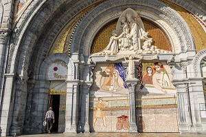 ESPLANADE DESERTE DEVANT LA BASILIQUE NOTRE DAME DU ROSAIRE EN TEMPS DE COVID 19, LOURDES, FRANCE 