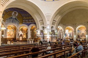 INTERIEUR DE LA BASILIQUE NOTRE DAME DU ROSAIRE, LOURDES, (65) HAUTES PYRENEES, NOUVELLE AQUITAINE, FRANCE 