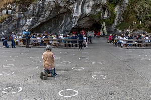 GROTTE DE MASSABIELLE, GROTTE DE LOURDES, LIEU DE PELERINAGE CATHOLIQUE. C'EST A CET ENDROIT QUE BERNADETTE SOUBIROUS DIT AVOIR APERÇU 18 APPARITIONS DE LA VIERGE MARIE EN 1858 ET OU, SUR LES INDICATIONS DE LA VIERGE, ELLE AURAIT DECOUVERT UNE SOURCE D’EAU AUJOURD'HUI REPUTEE MIRACULEUSE, LOURDES, (65) HAUTES PYRENEES, NOUVELLE AQUITAINE, FRANCE 