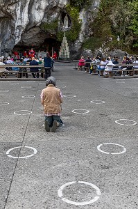 GROTTE DE MASSABIELLE, GROTTE DE LOURDES, LIEU DE PELERINAGE CATHOLIQUE. C'EST A CET ENDROIT QUE BERNADETTE SOUBIROUS DIT AVOIR APERÇU 18 APPARITIONS DE LA VIERGE MARIE EN 1858 ET OU, SUR LES INDICATIONS DE LA VIERGE, ELLE AURAIT DECOUVERT UNE SOURCE D’EAU AUJOURD'HUI REPUTEE MIRACULEUSE, LOURDES, (65) HAUTES PYRENEES, NOUVELLE AQUITAINE, FRANCE 