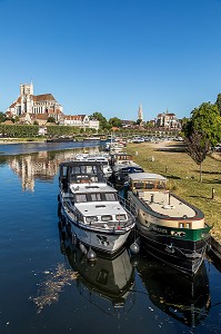 CATHEDRALE SAINT-ETIENNE ET ABBAYE SAINT-GERMAIN, PORT FLUVIAL SUR LES BORDS DE L'YONNE, QUAI DE L'ANCIENNE ABBAYE, AUXERRE, YONNE, BOURGOGNE, FRANCE 