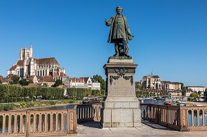 PONT PAUL BERT, CATHEDRALE SAINT-ETIENNE, PORT FLUVIAL SUR LES BORDS DE L'YONNE, QUAI DE L'ANCIENNE ABBAYE, AUXERRE, YONNE, BOURGOGNE, FRANCE 