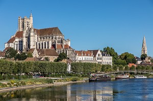 CATHEDRALE SAINT-ETIENNE, PORT FLUVIAL SUR LES BORDS DE L'YONNE, QUAI DE L'ANCIENNE ABBAYE, AUXERRE, YONNE, BOURGOGNE, FRANCE 