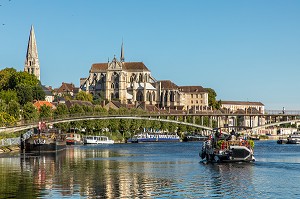 CATHEDRALE SAINT-ETIENNE ET ABBAYE SAINT-GERMAIN, PORT FLUVIAL SUR LES BORDS DE L'YONNE, QUAI DE L'ANCIENNE ABBAYE, AUXERRE, YONNE, BOURGOGNE, FRANCE 