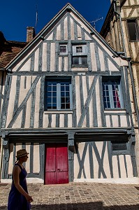 MAISON A PANS DE BOIS, AUXERRE, YONNE, BOURGOGNE, FRANCE 