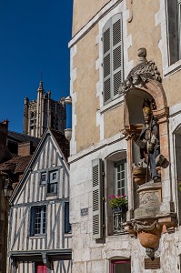 STATUE DE SAINT NICOLAS, PATRON DES BATELIERS, QUAI DE LA MARINE, AUXERRE, YONNE, BOURGOGNE, FRANCE 