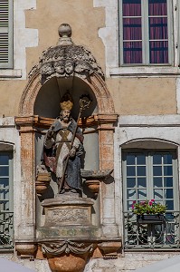 STATUE DE SAINT NICOLAS, PATRON DES BATELIERS, QUAI DE LA MARINE, AUXERRE, YONNE, BOURGOGNE, FRANCE 