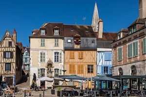 PLACE SAINT NICOLAS, PATRON DES BATELIERS, QUAI DE LA MARINE, AUXERRE, YONNE, BOURGOGNE, FRANCE 