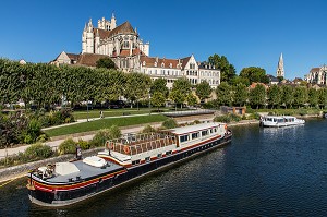 CATHEDRALE SAINT-ETIENNE, PORT FLUVIAL SUR LES BORDS DE L'YONNE, QUAI DE L'ANCIENNE ABBAYE, AUXERRE, YONNE, BOURGOGNE, FRANCE 