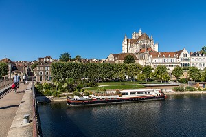 CATHEDRALE SAINT-ETIENNE, PORT FLUVIAL SUR LES BORDS DE L'YONNE, QUAI DE L'ANCIENNE ABBAYE, AUXERRE, YONNE, BOURGOGNE, FRANCE 