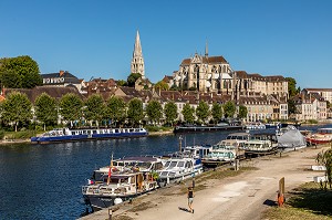 CATHEDRALE SAINT-ETIENNE, PORT FLUVIAL SUR LES BORDS DE L'YONNE, QUAI DE L'ANCIENNE ABBAYE, AUXERRE, YONNE, BOURGOGNE, FRANCE 