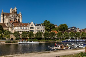 CATHEDRALE SAINT-ETIENNE, PORT FLUVIAL SUR LES BORDS DE L'YONNE, QUAI DE L'ANCIENNE ABBAYE, AUXERRE, YONNE, BOURGOGNE, FRANCE 