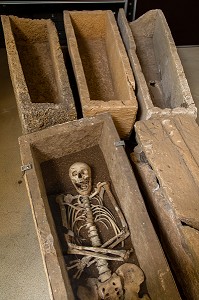 SARCOPHAGES MEROVINGIENS, SITE ARCHEOLOGIQUE D’ESCOLIVES SAINTE CAMILLE, YONNE, BOURGOGNE, FRANCE 