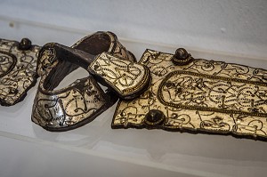 BOUCLE DE CEINTURE DAMASQUINEE EN FER, ARGENT, LAITON DE LA SECONDE MOITIE DU VII EME SIECLE, SITE ARCHEOLOGIQUE D’ESCOLIVES SAINTE CAMILLE, YONNE, BOURGOGNE, FRANCE 