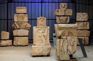 BAS-RELIEF D'HERCULE, SITE ARCHEOLOGIQUE D’ESCOLIVES SAINTE CAMILLE, YONNE, BOURGOGNE, FRANCE 