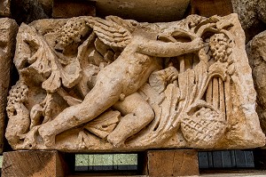 BAS-RELIEF REPRESENTANT UNE FEUILLE DE VIGNE DU CEPAGE CESAR, TRES ANCIEN, PLANTE UNIQUEMENT DANS LA REGION DE IRANCY, SITE ARCHEOLOGIQUE D’ESCOLIVES SAINTE CAMILLE, ESCOLIVES SAINTE-CAMILLE, YONNE, BOURGOGNE, FRANCE 