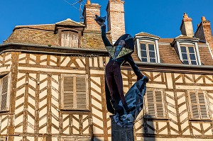 STATUE DE CADET ROUSSEL ET MAISONS A PANS DE BOIS, AUXERRE, YONNE, BOURGOGNE, FRANCE 