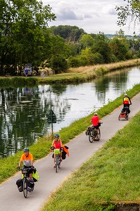 CYCLISTES AU BORD DU CANAL DU NIVERNAIS, BAZARNES, YONNE, BOURGOGNE, FRANCE 