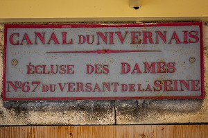 ECLUSE DES DAMES, CANAL DU NIVERNAIS, PREGILBERT, YONNE, BOURGOGNE, FRANCE 