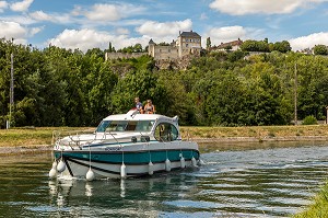 CHATEAU ET DONJON, CANAL DU NIVERNAIS, MAILLY LE CHATEAU, YONNE, BOURGOGNE, FRANCE 