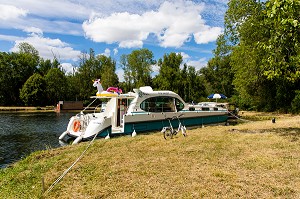 CANAL DU NIVERNAIS, PORT DE MAILLY LE CHATEAU, YONNE, BOURGOGNE, FRANCE 