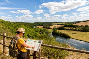 SENTIER DE DECOUVERTE DE FOSSILES DE CORAUX DE PRES DE 150 000 D’ANNEES FIGES DANS LA PIERRE, RESERVE NATURELLE DU BOIS DU PARC, ZONE NATURA 2000, MERRY SUR YONNE, YONNE, BOURGOGNE, FRANCE 