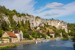 ROCHERS DU SAUSSOIS, FALAISE CALCAIRE DE 60 M DE HAUT, VESTIGES D’UN RECIF CORALLIEN SURPLOMBANT LE CANAL DU NIVERNAIS, MERRY SUR YONNE, YONNE, BOURGOGNE, FRANCE 