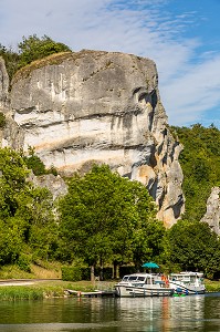 ROCHERS DU SAUSSOIS, FALAISE CALCAIRE DE 60 M DE HAUT, VESTIGES D’UN RECIF CORALLIEN SURPLOMBANT LE CANAL DU NIVERNAIS, MERRY SUR YONNE, YONNE, BOURGOGNE, FRANCE 