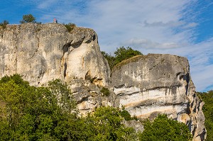 ROCHERS DU SAUSSOIS, FALAISE CALCAIRE DE 60 M DE HAUT, VESTIGES D’UN RECIF CORALLIEN SURPLOMBANT LE CANAL DU NIVERNAIS, MERRY SUR YONNE, YONNE, BOURGOGNE, FRANCE 