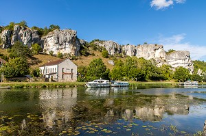 ROCHERS DU SAUSSOIS, FALAISE CALCAIRE DE 60 M DE HAUT, VESTIGES D’UN RECIF CORALLIEN SURPLOMBANT LE CANAL DU NIVERNAIS, MERRY SUR YONNE, YONNE, BOURGOGNE, FRANCE 