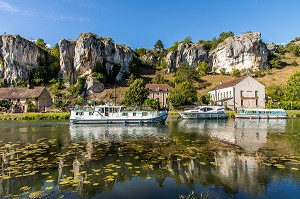 ROCHERS DU SAUSSOIS, FALAISE CALCAIRE DE 60 M DE HAUT, VESTIGES D’UN RECIF CORALLIEN SURPLOMBANT LE CANAL DU NIVERNAIS, MERRY SUR YONNE, YONNE, BOURGOGNE, FRANCE 