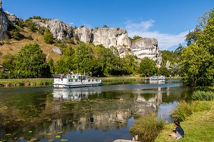 ROCHERS DU SAUSSOIS, FALAISE CALCAIRE DE 60 M DE HAUT, VESTIGES D’UN RECIF CORALLIEN SURPLOMBANT LE CANAL DU NIVERNAIS, MERRY SUR YONNE, YONNE, BOURGOGNE, FRANCE 