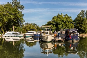 PORT FLUVIAL CANAL DU NIVERNAIS, CHATEL CENSOIR, YONNE, BOURGOGNE, FRANCE 