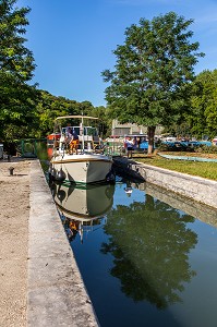 ECLUSE, PORT FLUVIAL CANAL DU NIVERNAIS, CHATEL CENSOIR, YONNE, BOURGOGNE, FRANCE 