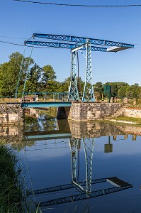 PONT MOBILE DIT PONT LEVIS A FLECHES, CANAL DU NIVERNAIS, CHATEL CENSOIR, YONNE, BOURGOGNE, FRANCE 