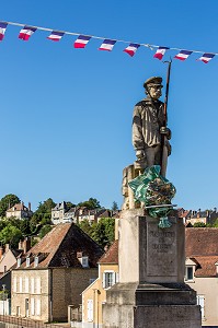 STATUE ERIGEE EN L'HONNEUR DES FLOTTEURS DE BOIS, CLAMECY, NIEVRE, BOURGOGNE, FRANCE 