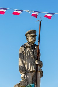 STATUE ERIGEE EN L'HONNEUR DES FLOTTEURS DE BOIS, CLAMECY, NIEVRE, BOURGOGNE, FRANCE 