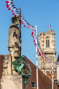 STATUE ERIGEE EN L'HONNEUR DES FLOTTEURS DE BOIS, CLAMECY, NIEVRE, BOURGOGNE, FRANCE 